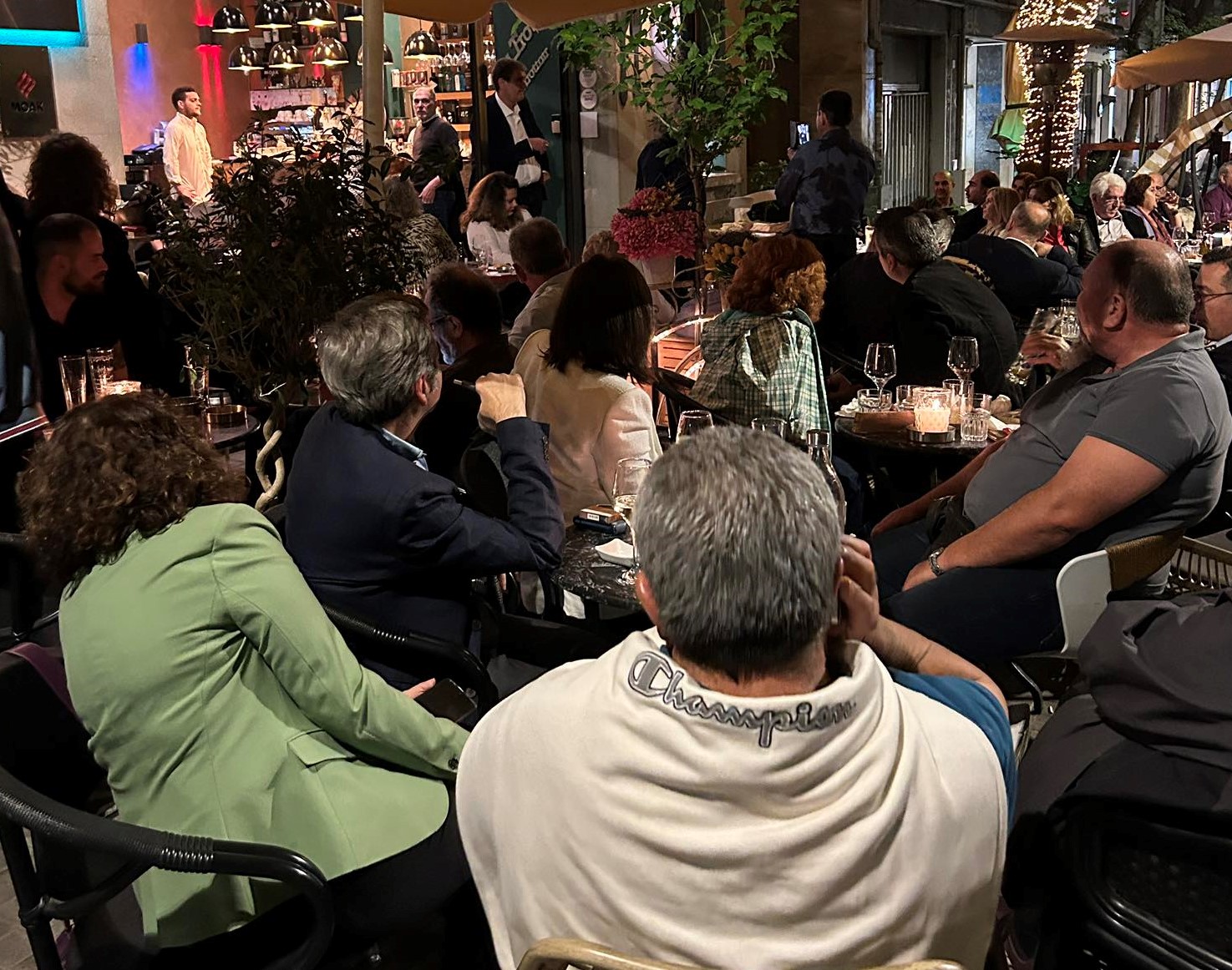 Χρήστος Γιαννούλης: Πολιτική συνάντηση στον πεζόδρομο της Ικτίνου