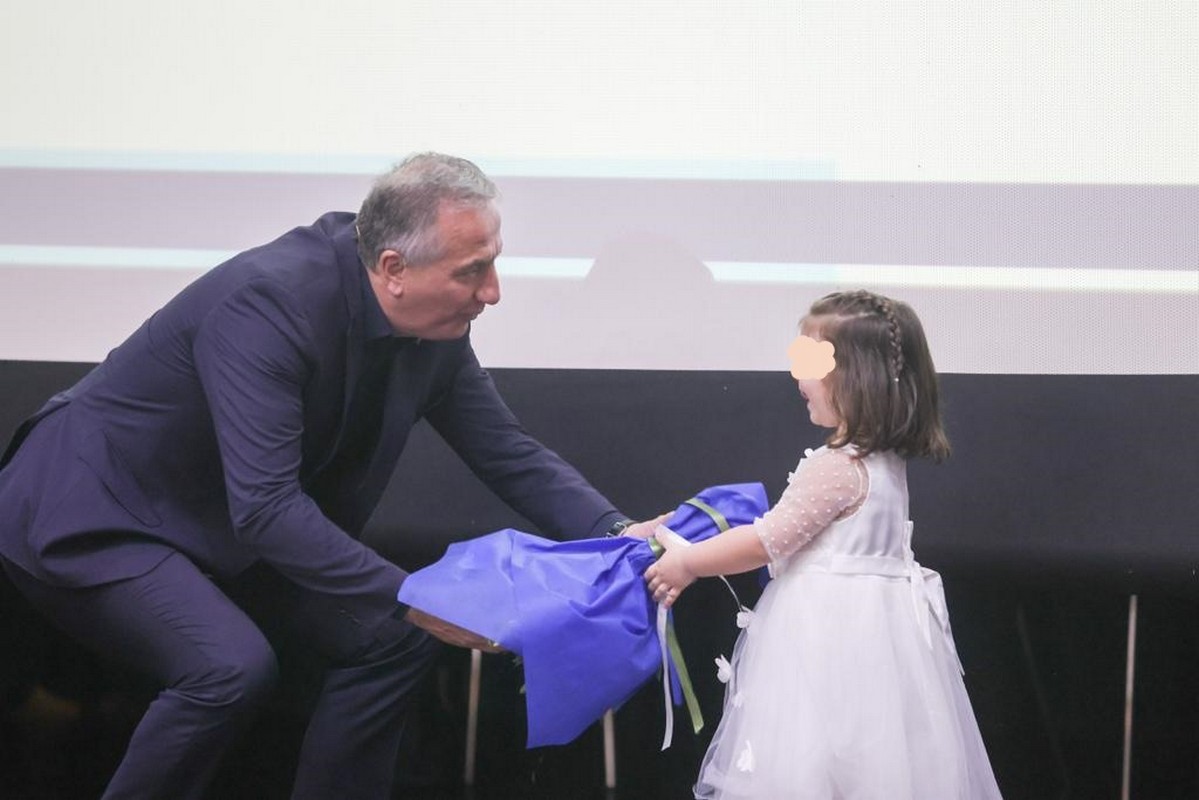 Η μικρή Μαρία που… διέκοψε την ομιλία του Σταύρου Καλαφάτη στον Εύοσμο