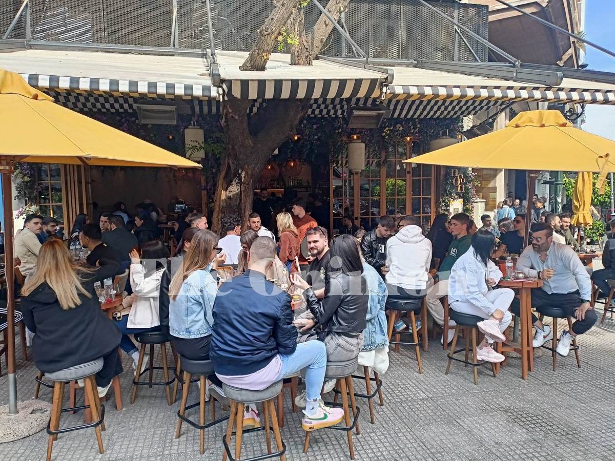 Το αδιαχώρητο σε καφετέριες της Θεσσαλονίκης τη μέρα της Πρωτομαγιάς (ΦΩΤΟ)