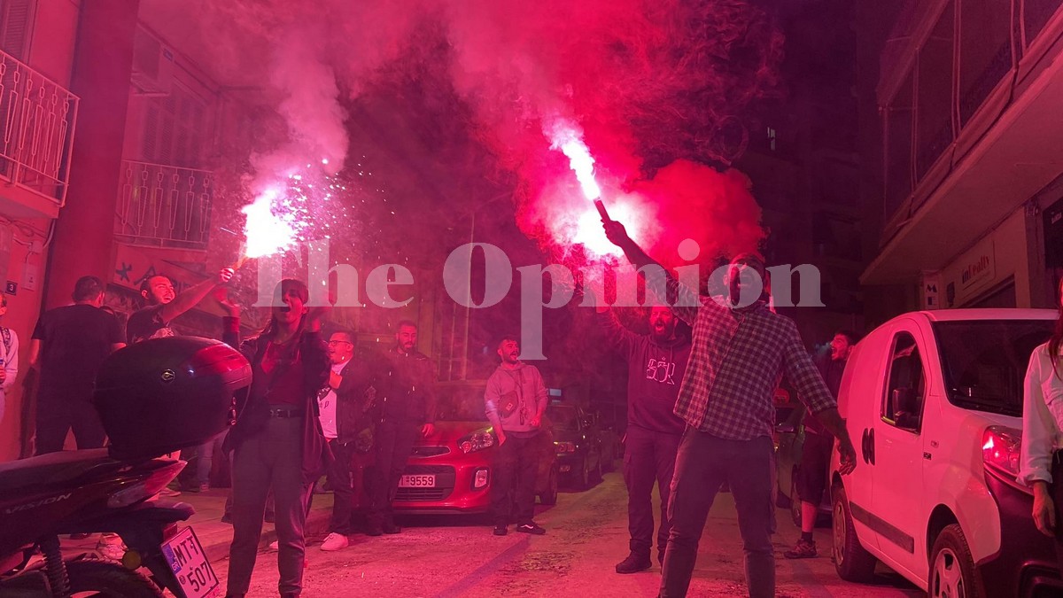 Θεσσαλονίκη: Γλέντι με πυρσούς και τραγούδια από το ΚΚΕ (ΦΩΤΟ+VIDEO)