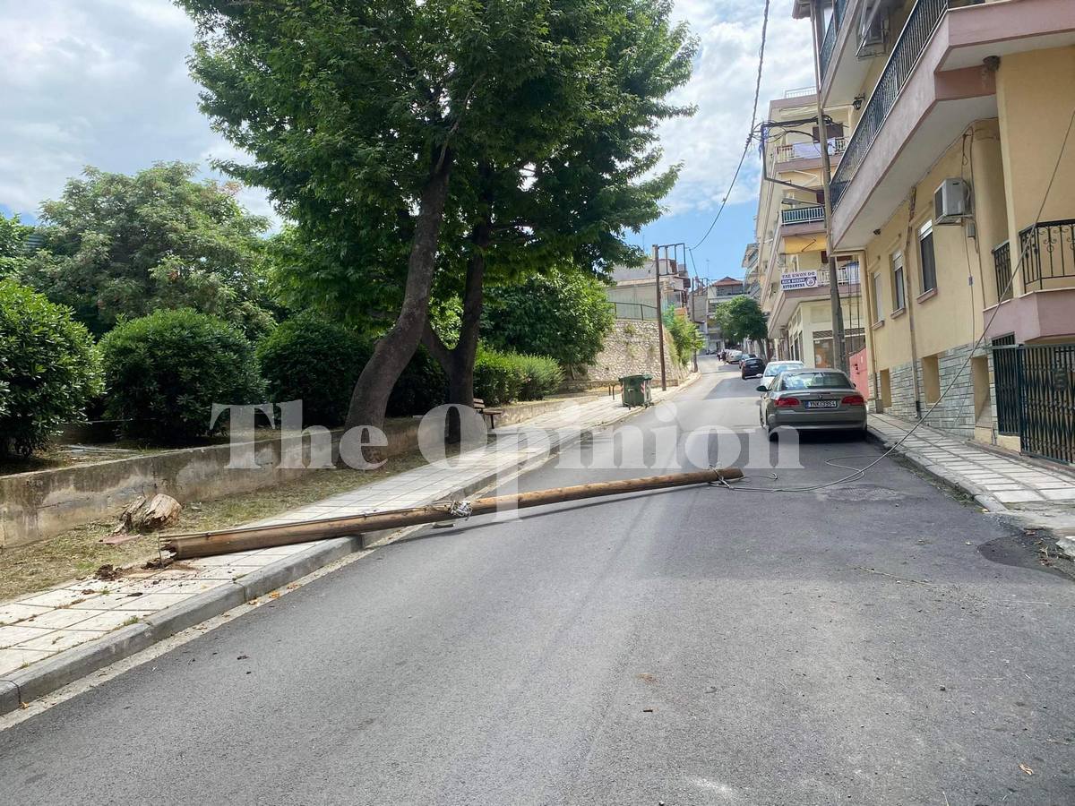 Κατέρρευσε κολώνα της ΔΕΗ στην Πολίχνη! (ΦΩΤΟ)
