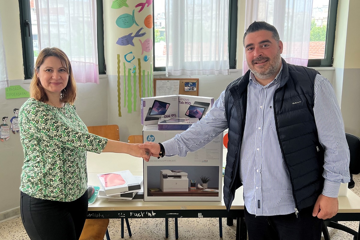 Συμεών Κουπελόγλου: Συνεχίζει τις δωρεές σε σχολεία της Θεσσαλονίκης