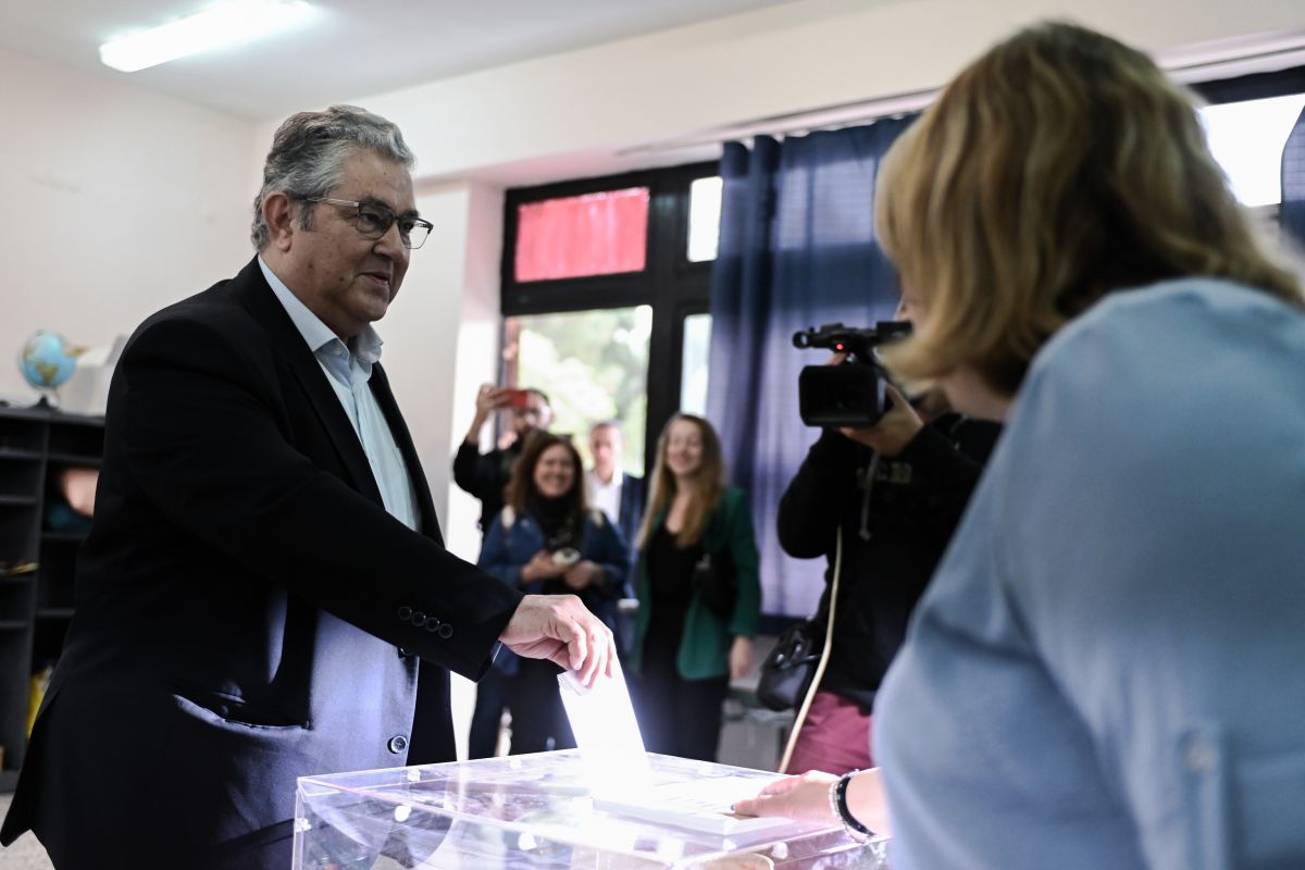 «ΚΚΕ για να είναι δυνατός ο ίδιος ο λαός» – Στη Λαμία ψήφισε ο Δημήτρης Κουτσούμπας (VIDEO)