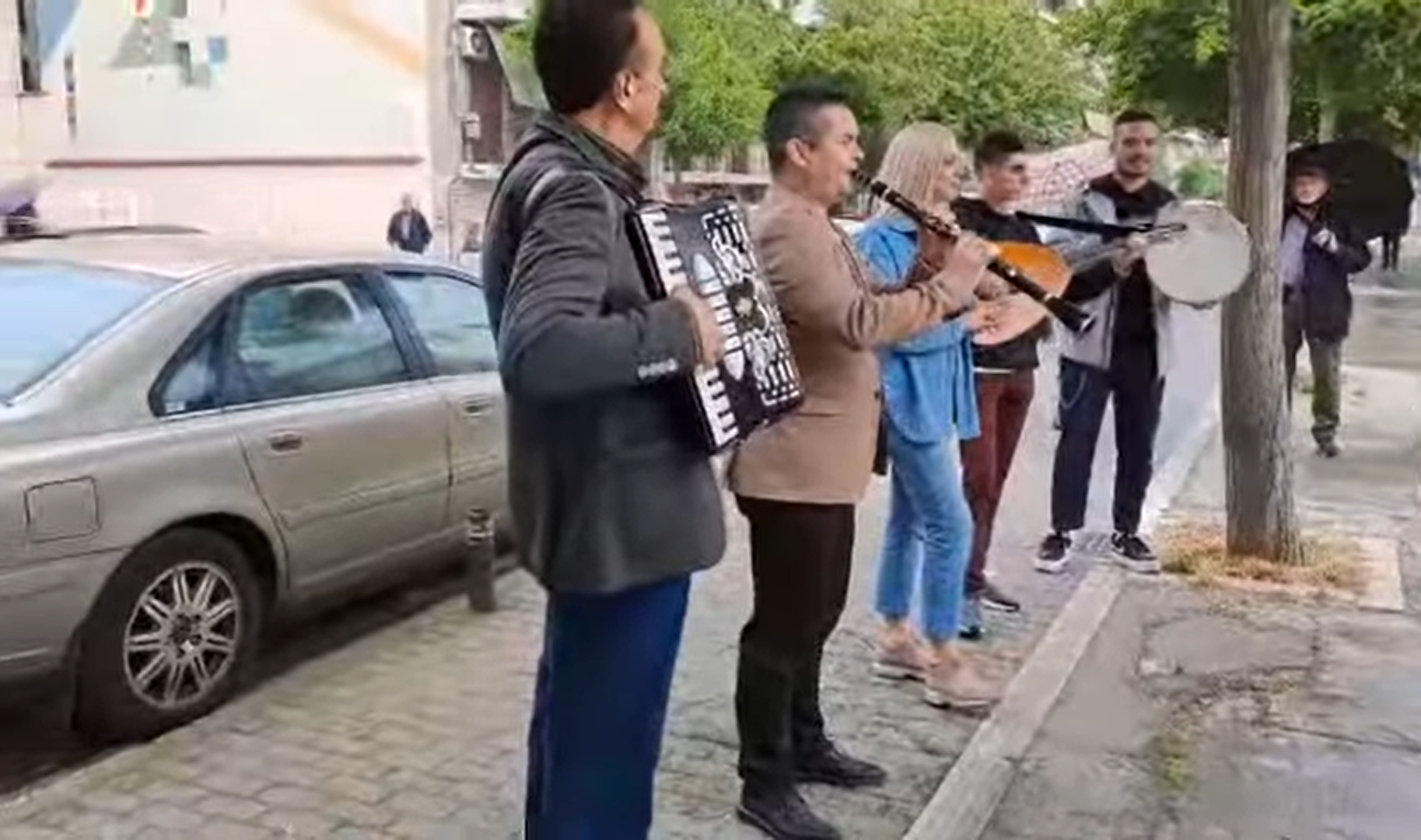 Στη Λάρισα οι εκλογές διεξάγονται μετά… κλαρίνων (VIDEO)