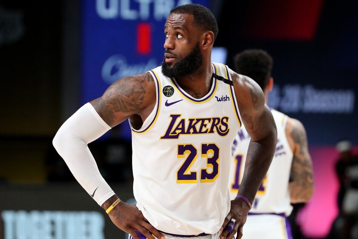 Η συμβουλή του Λεμπρόν Τζέιμς προς τους νεαρούς συμπαίχτες του: «Κλείστε τα social media!» (vid)