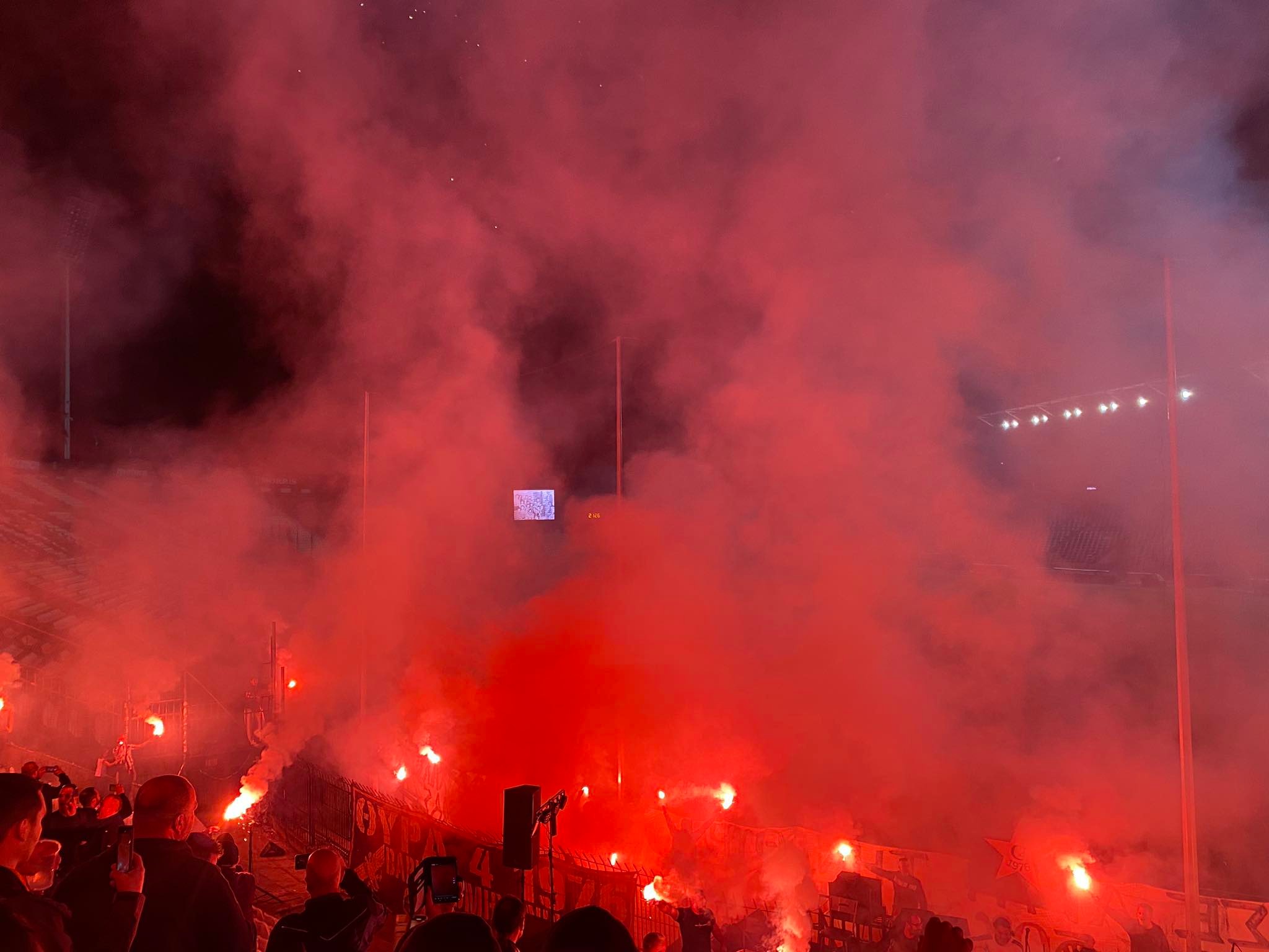 Το ξεχωριστό αντίο των οπαδών του ΠΑΟΚ στον Μάκη «Μανάβη» στη Θύρα 4 (ΦΩΤΟ + video)