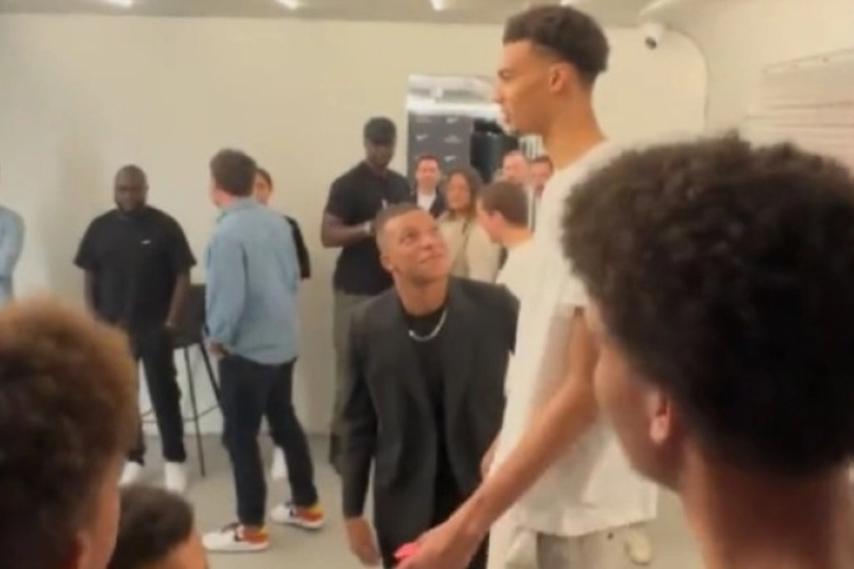 Ο Μπαπέ συνάντησε τον Γουεμπανιάμα και σάστισε με το ύψος του! (vid)