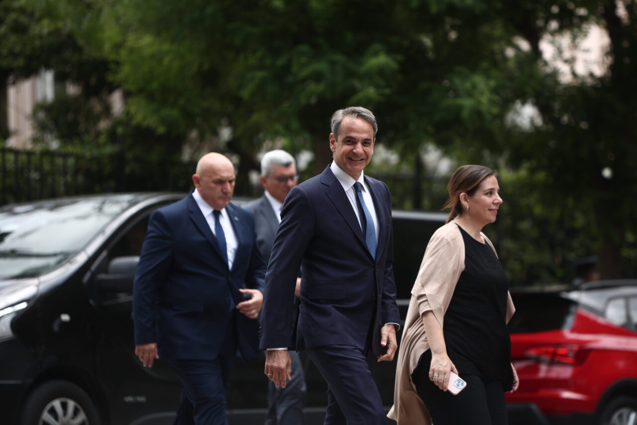 «Θα επιστρέψω τη διερευνητική σήμερα το απόγευμα» – Στην Πρόεδρο της Δημοκρατίας ο Κυριάκος Μητσοτάκης (VIDEO)