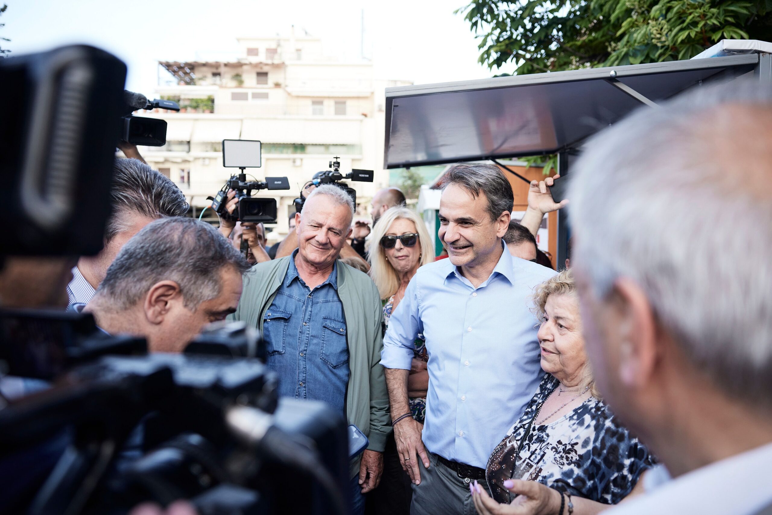 Στο περίπτερο της ΝΔ και δίπλα στους πολίτες στο Μοσχάτο ο Μητσοτάκης (ΦΩΤΟ)