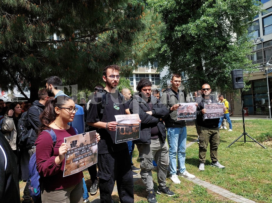 «Το έγκλημα αυτό δε θα ξεχαστεί» – Αποκαλύφθηκε το μνημείο στη μνήμη των 13 φοιτητών του ΑΠΘ που έχασαν τη ζωή τους στα Τέμπη (ΦΩΤΟ+VIDEO)