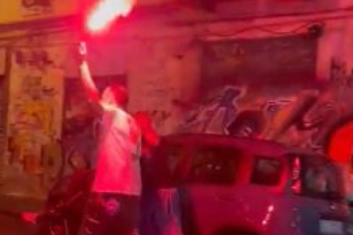 Ο πανηγυρισμός της χρονιάς έγινε στην Νάπολι: Πατέρας άναψε καπνογόνο μαζί με το νεογέννητο μωρό! (vid)