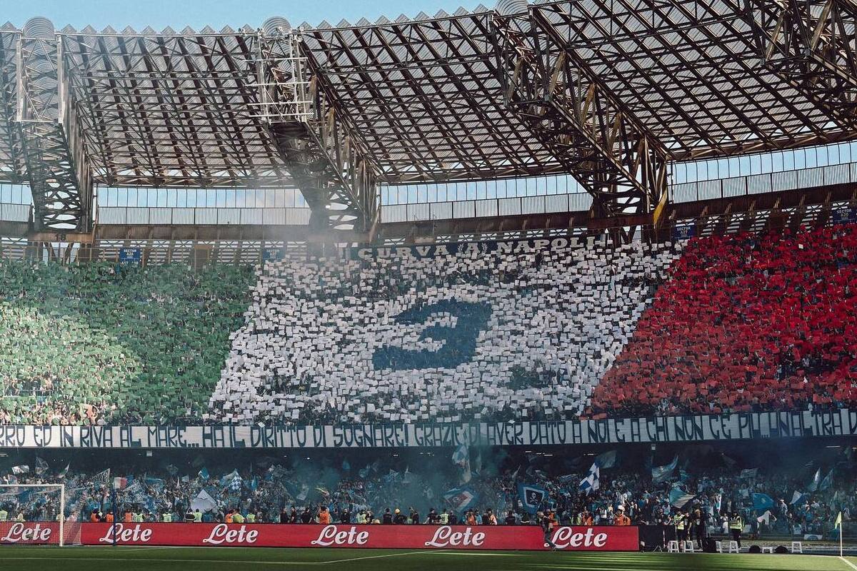 Άρχισε το πάρτι: Tο επιβλητικό κορεό των πρωταθλητών Ναπολιτάνων στο ματς-φιέστα με την Φιορεντίνα (vids)