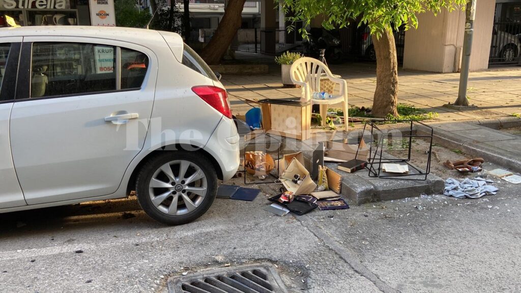 Θεσσαλονίκη: Πετούσε έπιπλα και συσκευές από το μπαλκόνι- “Από τύχη δεν τραυματίστηκε κάποιος περαστικός”