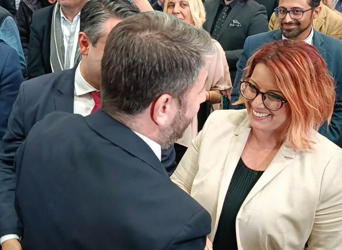 Η χειραψία και τα χαμόγελα Ανδρουλάκη – Παπαδάτου