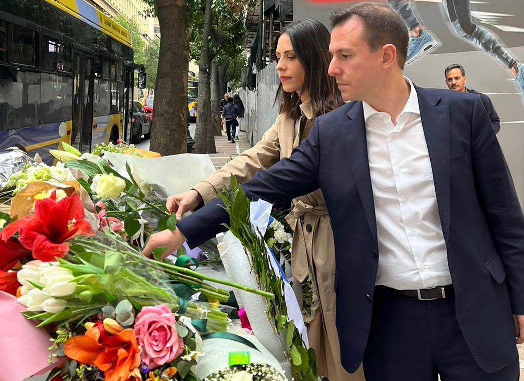 ΠΑΣΟΚ: Χρονοπούλου και Μάντζος άφησαν λουλούδια στο μνημείο της MARFIN