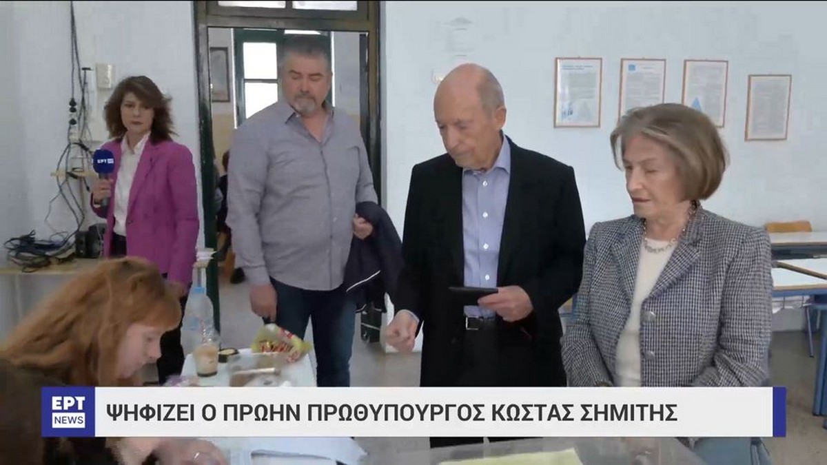 Στο Κολωνάκι ψήφισε ο Κώστας Σημίτης