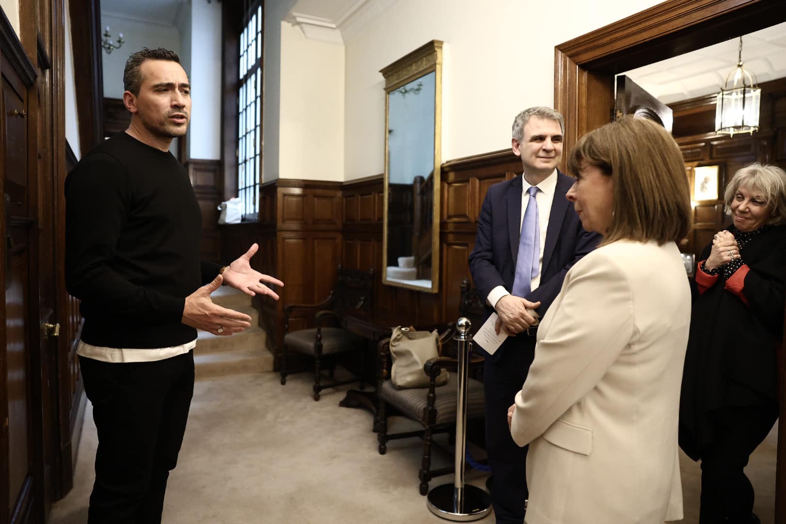 Ο Νυφούδης “φίλεψε” την Πρόεδρο της Δημοκρατίας στο Λονδίνο (ΦΩΤΟ)