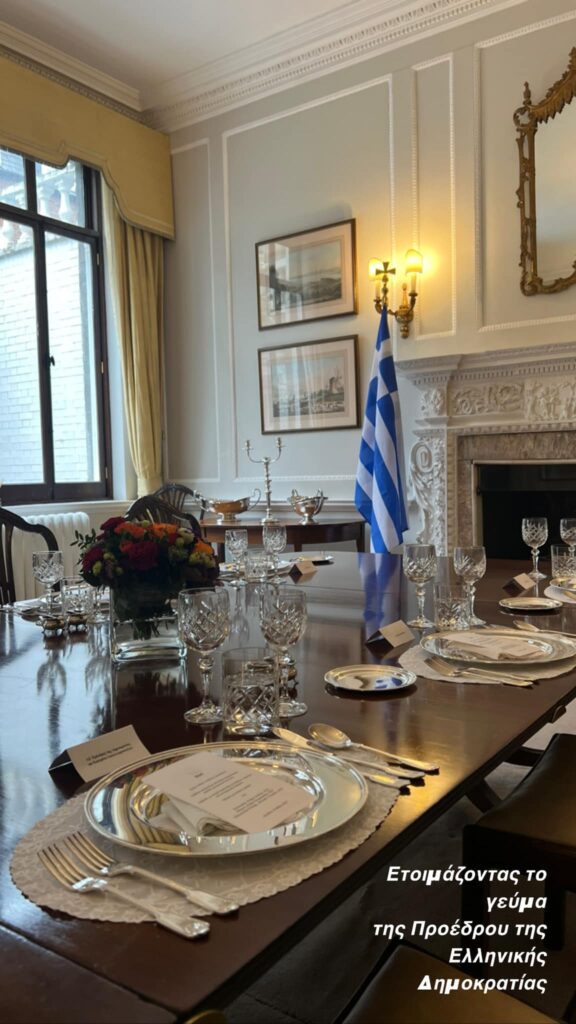 Ο Νυφούδης “φίλεψε” την Πρόεδρο της Δημοκρατίας στο Λονδίνο (ΦΩΤΟ)
