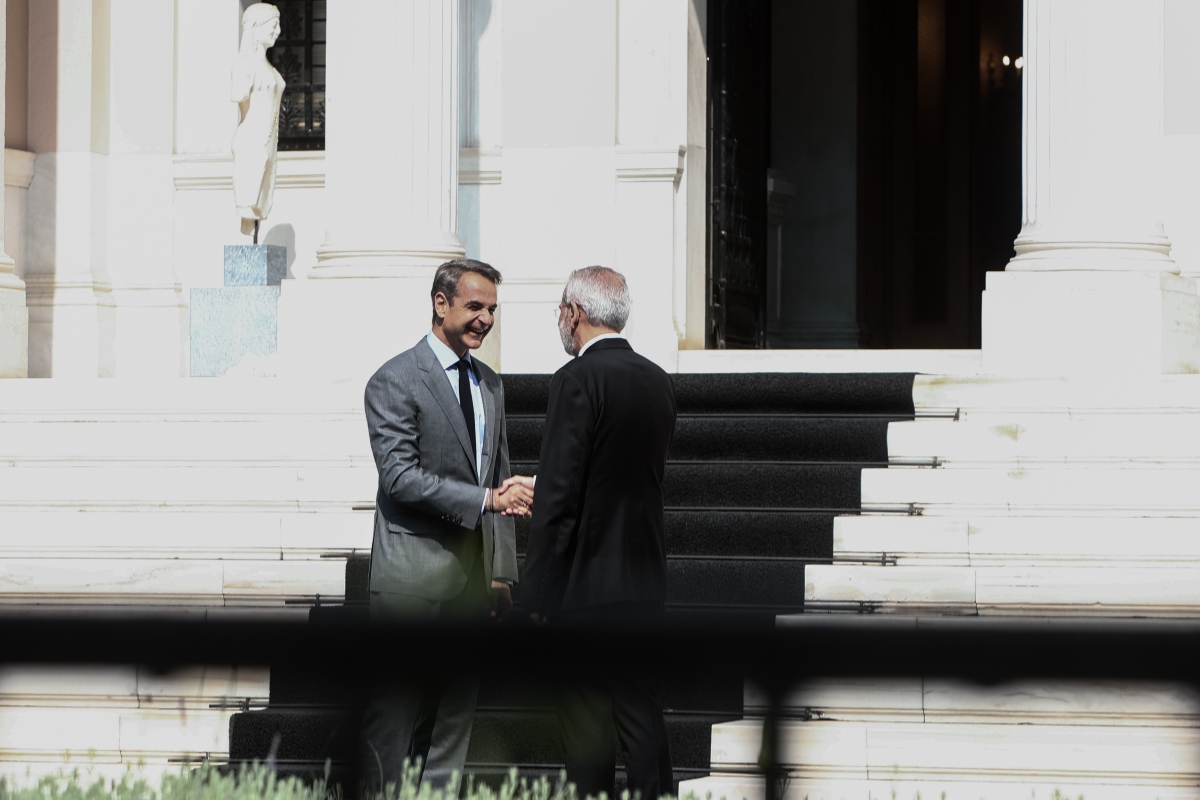 Στο Μέγαρο Μαξίμου ο Σαρμάς – Παρέδωσε τον μπλε φάκελο ο Μητσοτάκης