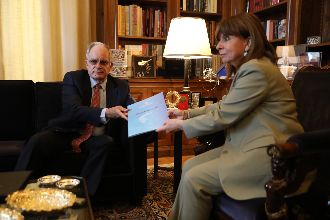 Τασούλας: Παρέδωσε τα αποτελέσματα των εκλογών στη Σακελλαροπούλου (VIDEO)