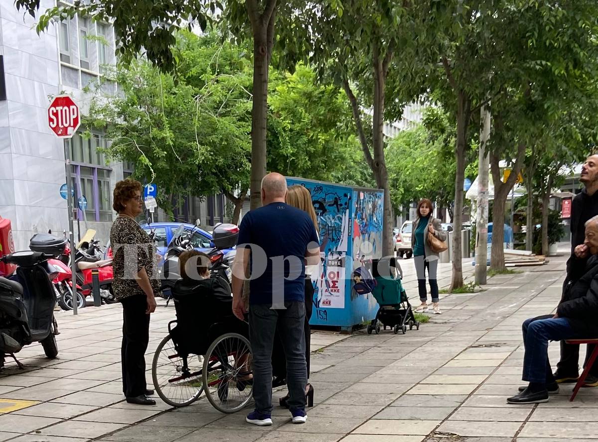 Θεσσαλονίκη: Άτομα με κινητικά προβλήματα ψηφίζουν στο… πεζοδρόμιο – «Ένιωσα πολίτης δεύτερης κατηγορίας»