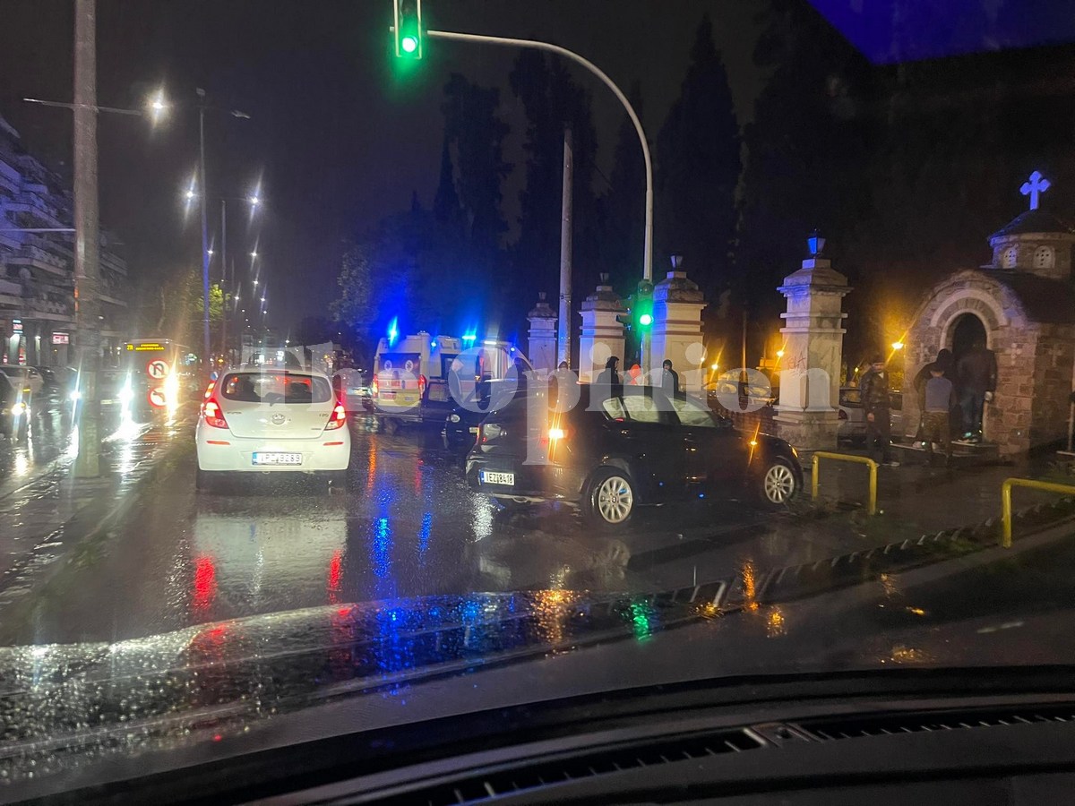 Τροχαίο με τρία ΙΧ στη βροχερή Θεσσαλονίκη – Δύο τραυματίες (ΦΩΤΟ)