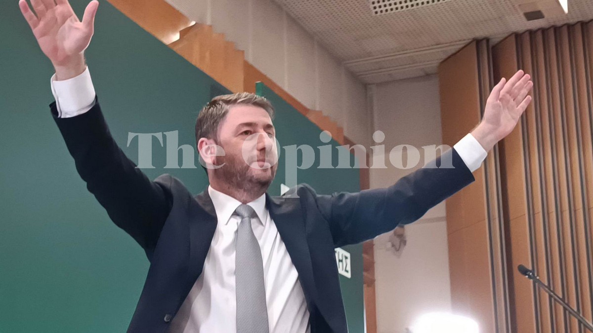 Θριαμβευτική είσοδος Ανδρουλάκη στο Βελλίδειο (ΦΩΤΟ+VIDEO)