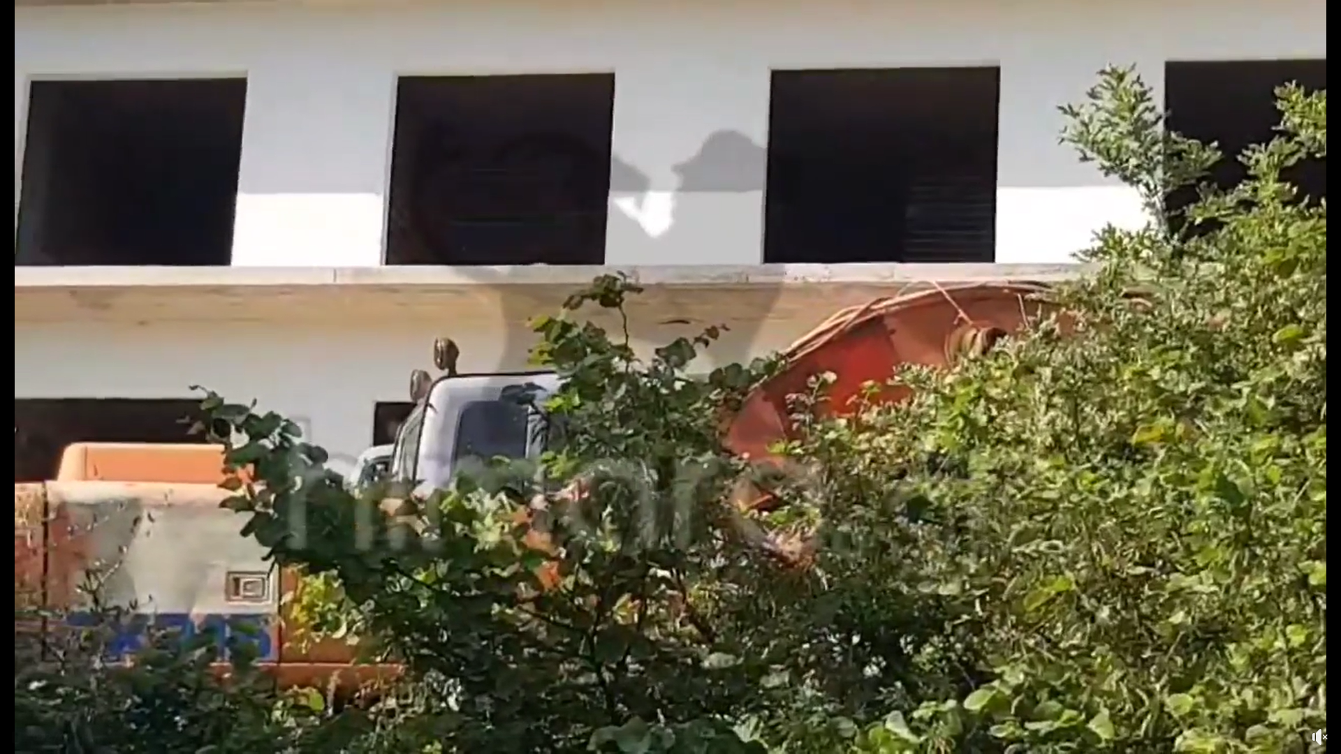 Γκρεμίζουν σπίτι Έλληνα υποστηρικτή του Φρέντη Μπελέρη στη Χιμάρα (VIDEO)