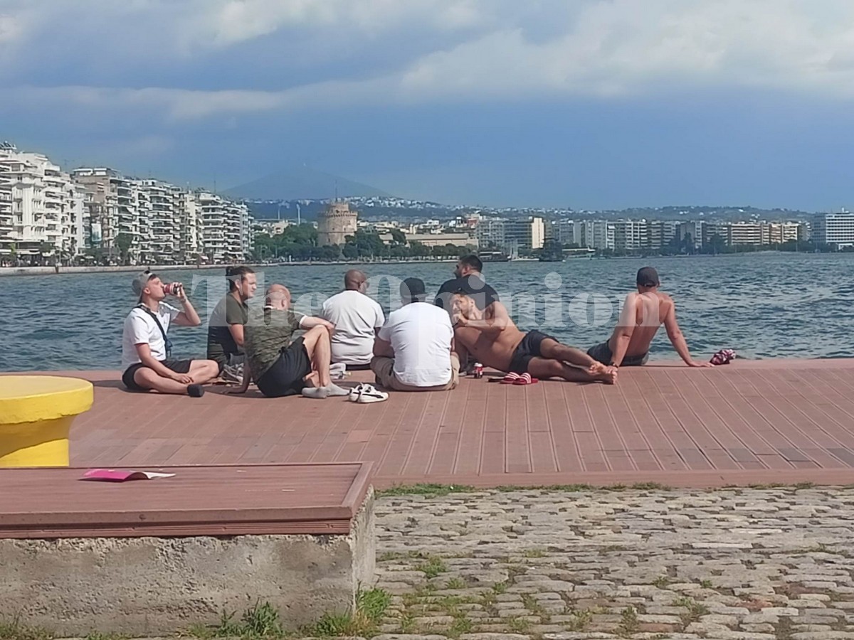 Θεσσαλονίκη: Τουρίστες κάνουν ηλιοθεραπεία στο λιμάνι (ΦΩΤΟ)