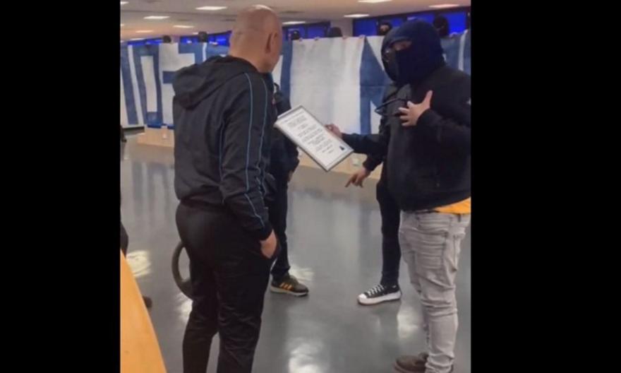 Απίθανο περιστατικό στη Νάπολι: Οπαδοί της ομάδας έκαναν δώρο… τιμόνι στο Σπαλέτι (VIDEO)