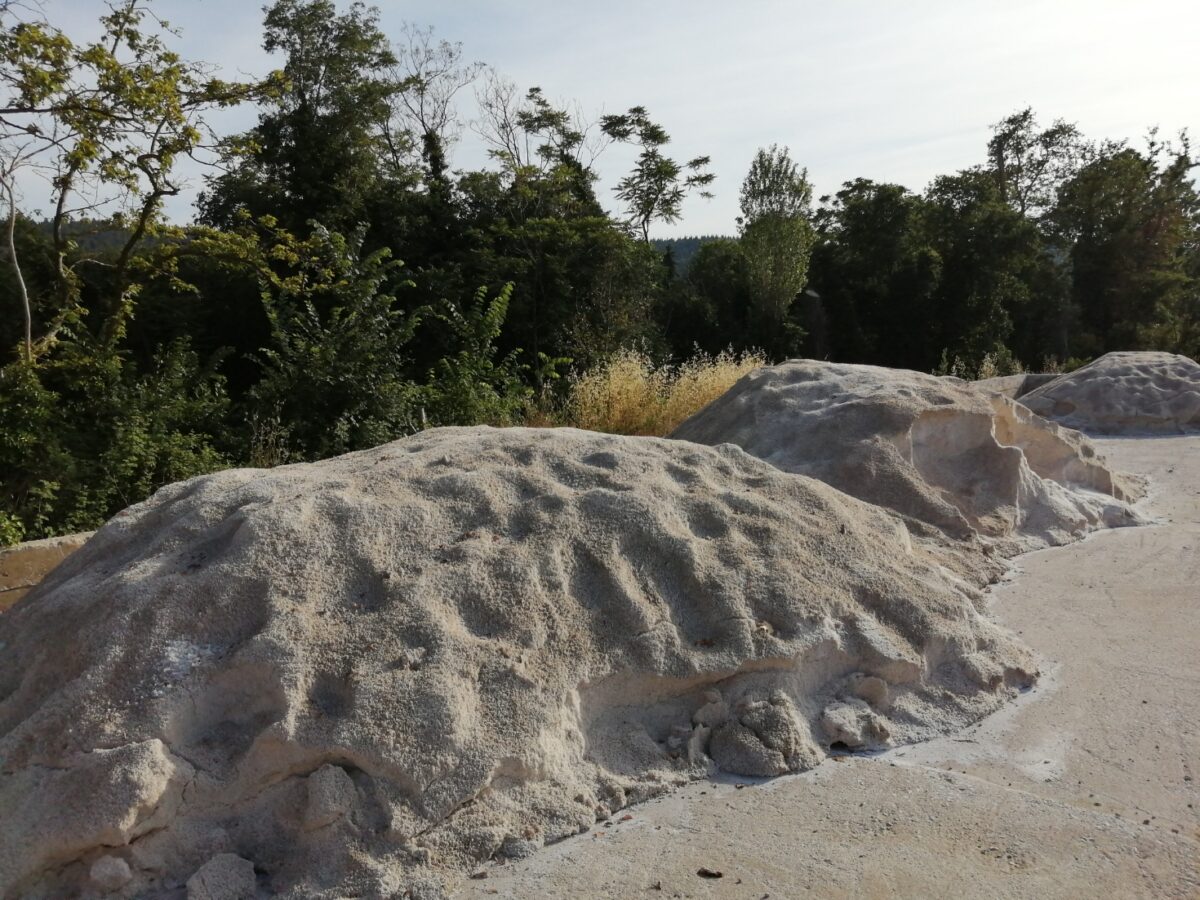 Θεσσαλονίκη: Λόφοι με αλάτι μέσα στον Ιούνιο – Τι καταγγέλλει δημοτική παράταξη