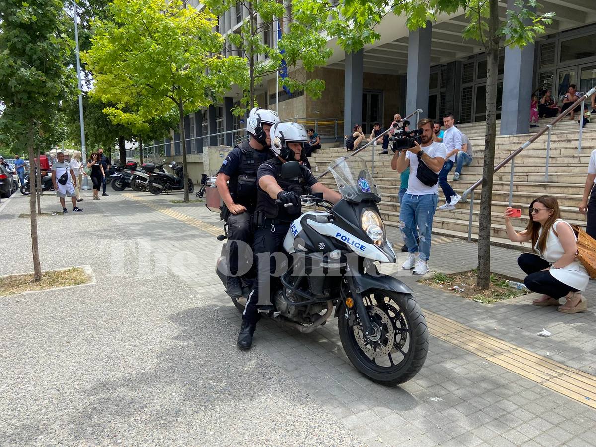 Πυλαία: Ο αστυνομικός που απεγκλώβισε το μωρό περιγράφει λεπτό προς λεπτό όσα συνέβησαν (ΦΩΤΟ-VIDEO)