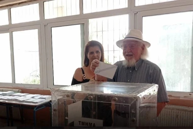Εκλογές: Έκλεψε τις εντυπώσεις 99χρονος –  «Βγάλτε με φωτογραφία, μπορεί να είναι η τελευταία φορά που ψηφίζω»