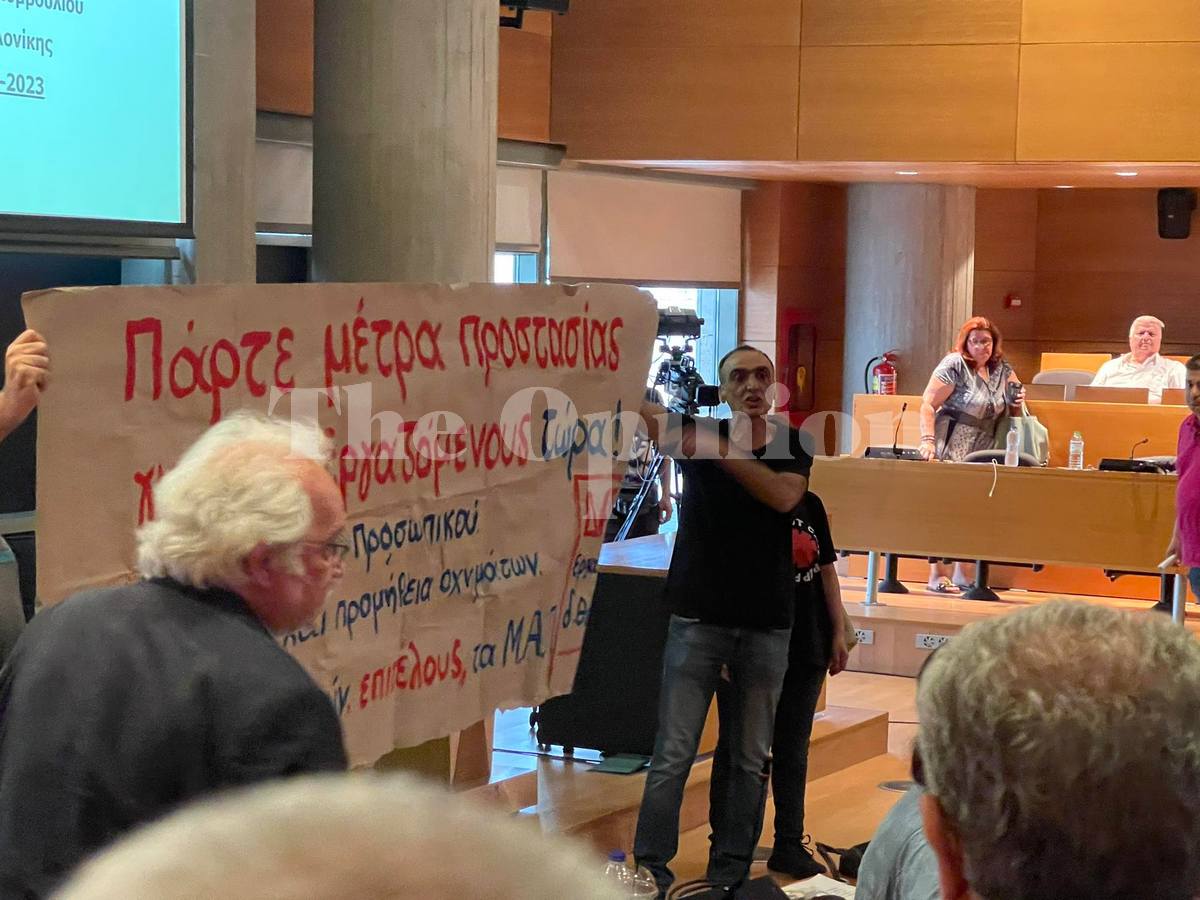 Θεσσαλονίκη: Ένταση στο δημοτικό συμβούλιο με  εργαζόμενους (ΦΩΤΟ)