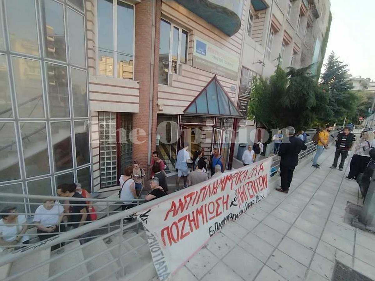 «Η ανθρώπινη ζωή δεν είναι κόστος» – Διαμαρτυρία των πλημμυροπαθών στον Δήμο Παύλου Μελά