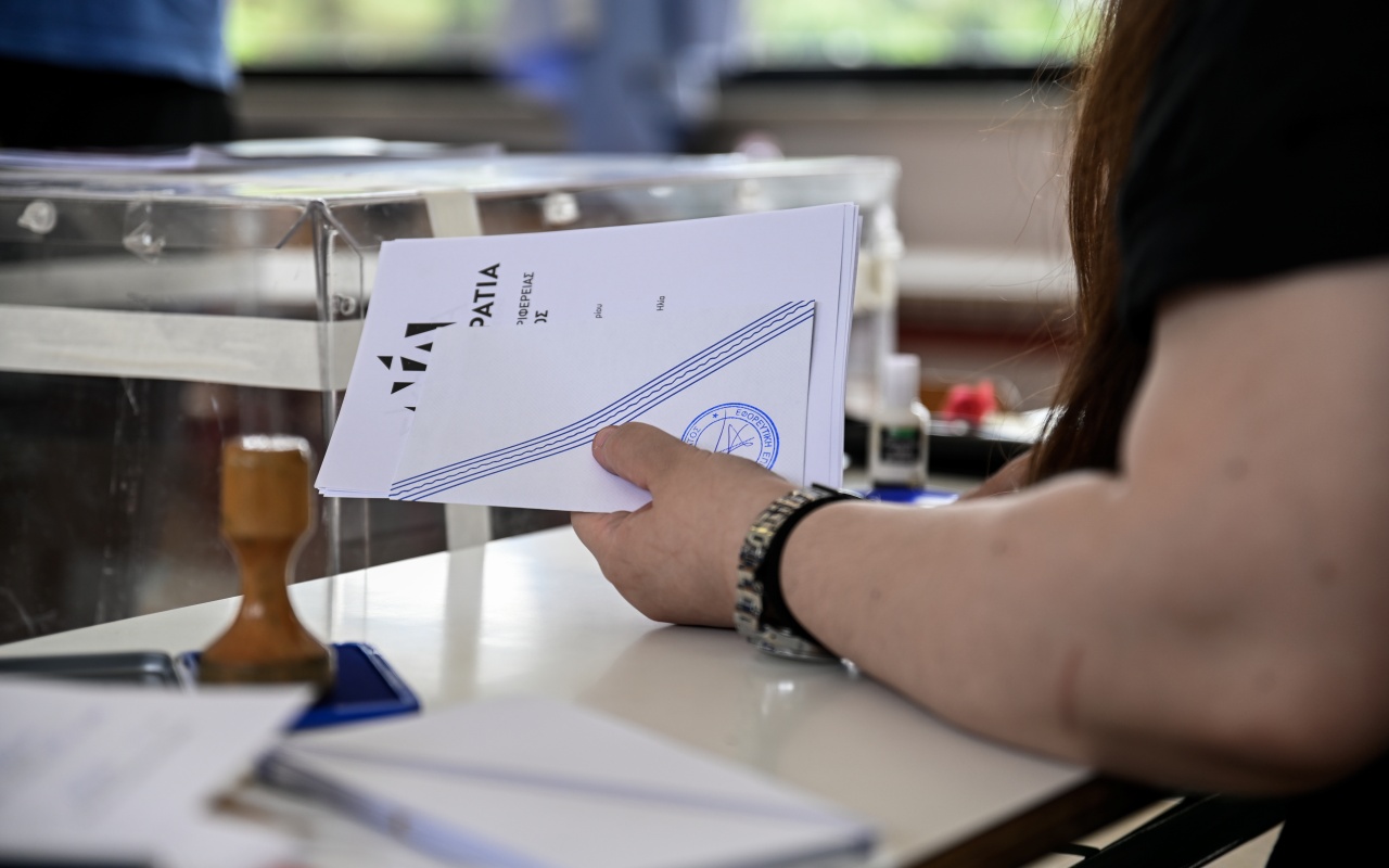 Εκλογές: «Νικήτρια» η αποχή – Ξεπέρασε το 48%