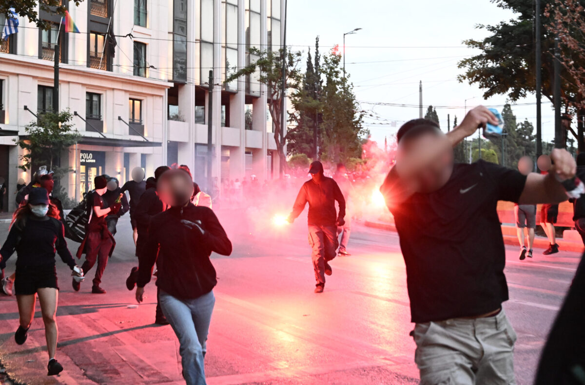 Επεισόδια στο κέντρο της Αθήνας: Μολότοφ στην πορεία για την τραγωδία στη Πύλο (ΦΩΤΟΡΕΠΟΡΤΑΖ)