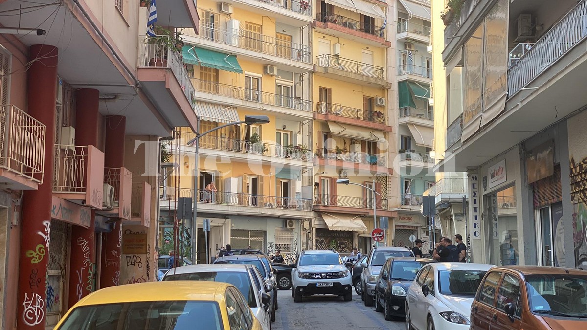 Θεσσαλονίκη: Ταμπουρώθηκε στο σπίτι του ο άνδρας που κυνηγούσε με μαχαίρι 17χρονο (ΦΩΤΟ-VIDEO)