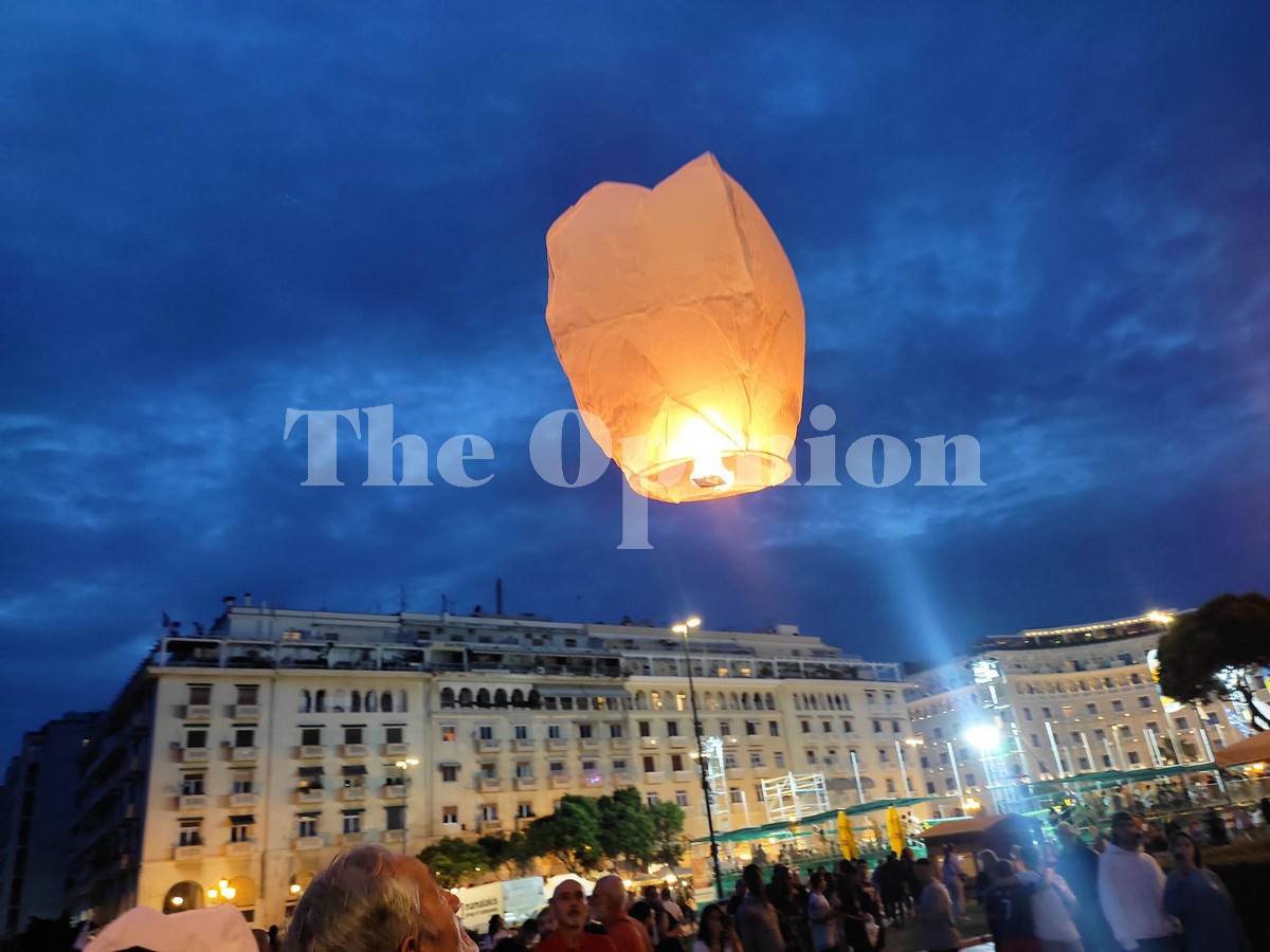 Θεσσαλονίκη: Γέμισε φαναράκια ο ουρανός για την τραγωδία στη Πύλο (ΦΩΤΟ – VIDEO)