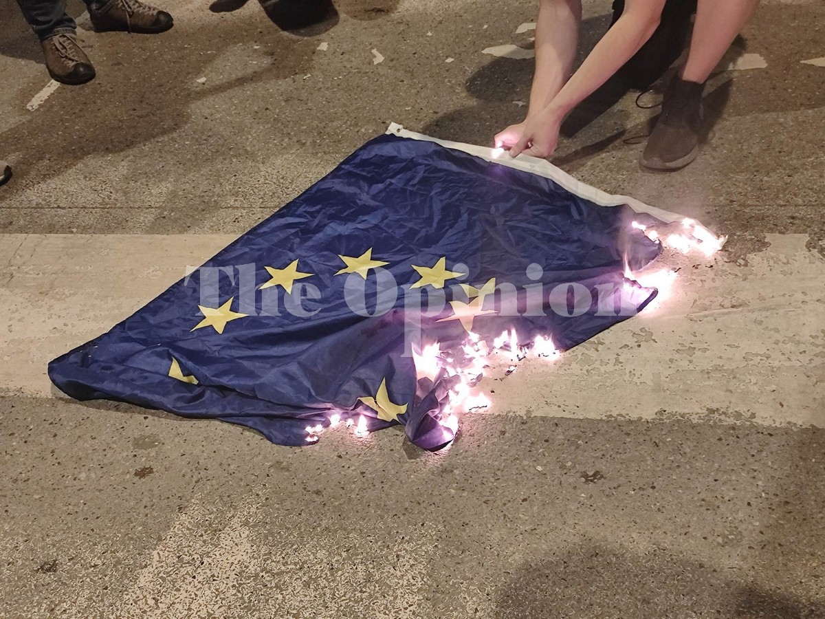 Θεσσαλονίκη: Έκαψαν σημαίες της Ε.Ε για το ναυάγιο της Πύλου (ΦΩΤΟ)