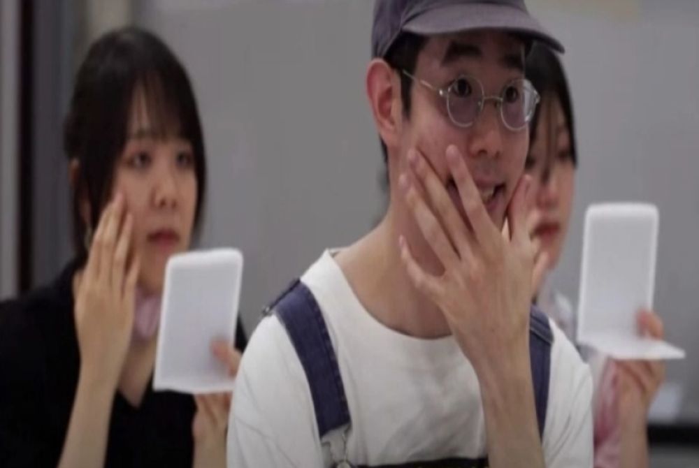 Στην Ιαπωνία κάνουν μαθήματα για να θυμηθούν πώς να χαμογελούν μετά τις μάσκες (VIDEO)