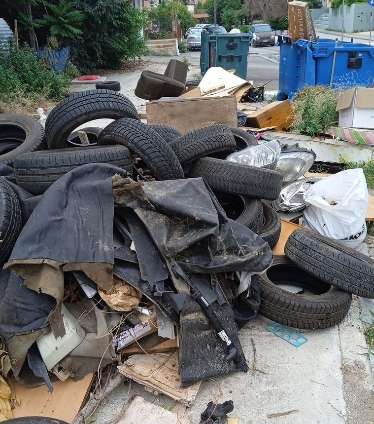 Θεσσαλονίκη: Πεζοδρόμιο γέμισε με λάστιχα και φανάρια αυτοκινήτων (ΦΩΤΟ)