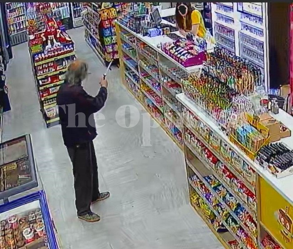 Η στιγμή που 57χρονος απειλεί με μαχαίρι υπάλληλο μίνι μάρκετ στη Θεσσαλονίκη (ΦΩΤΟ)