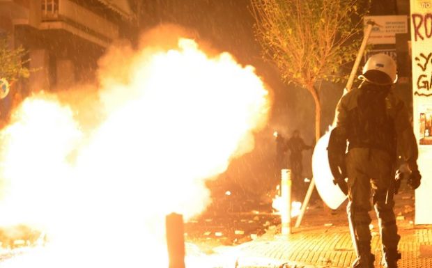 Μπαράζ επιθέσεων με μολότοφ στην Αθήνα τα ξημερώματα