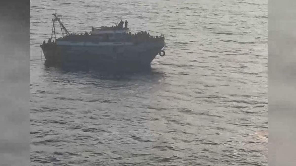 Τραγωδία στη Πύλο: Εμπορικό πλοίο προμηθεύει με τρόφιμα  το σκάφος πριν βυθιστεί (VIDEO)