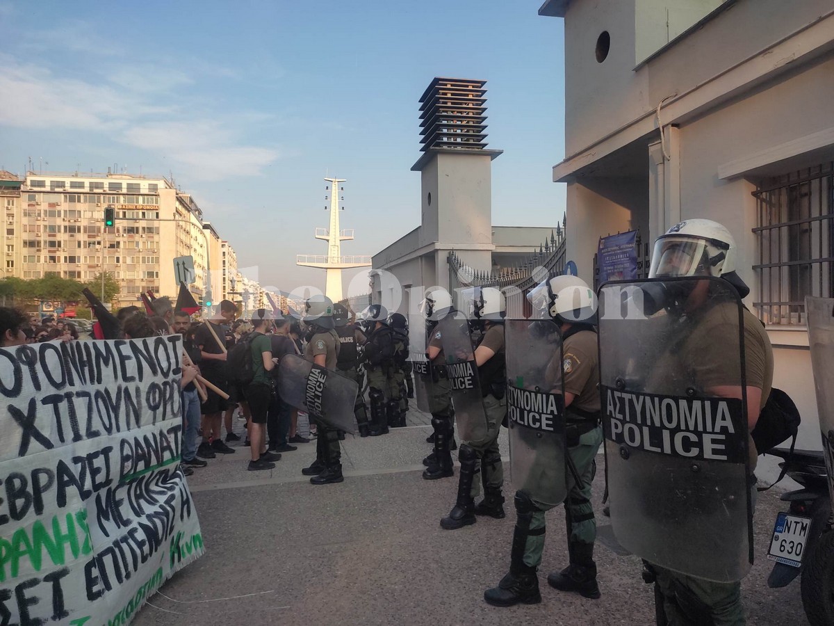 Θεσσαλονίκη: Μπλόκο της ΕΛ.ΑΣ σε διαδηλωτές στο λιμάνι (ΦΩΤΟ – VIDEO)
