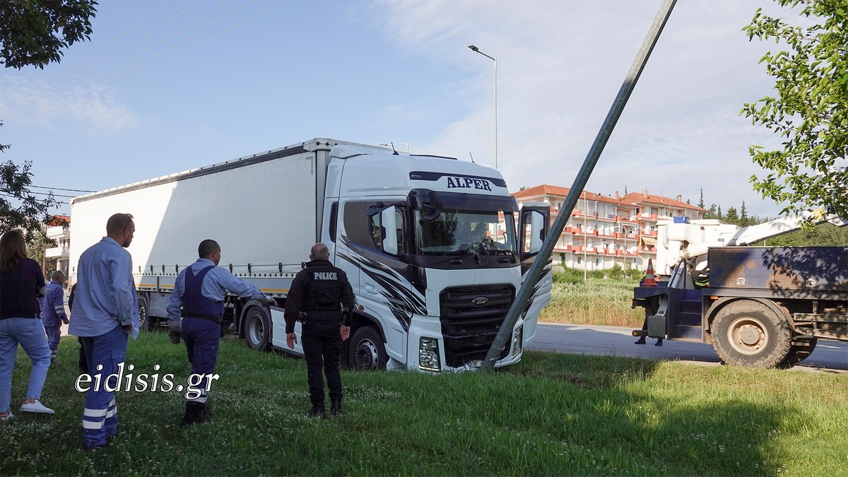 Πτώση νταλίκας σε κολόνα οδικού φωτισμού άφησε χωρίς ρεύμα το Κιλκίς