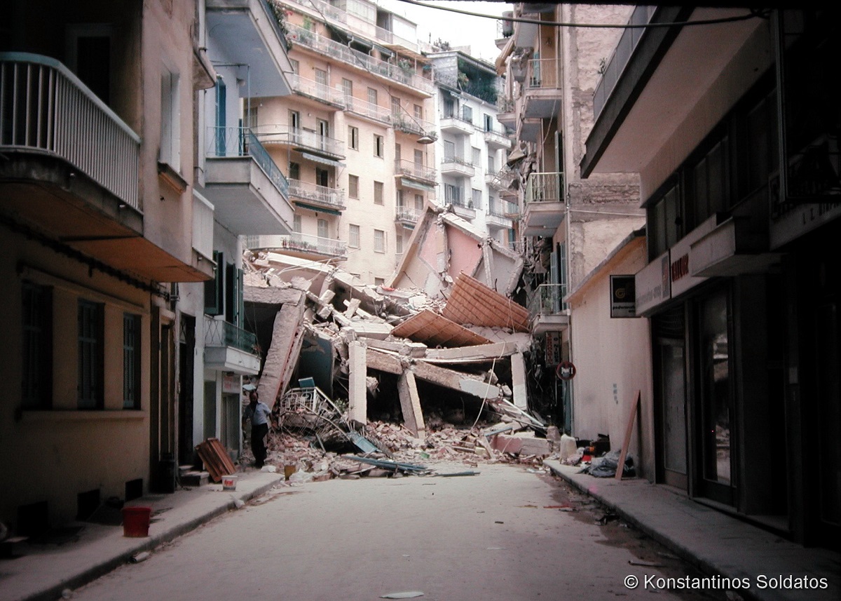 Ο σεισμός που «μάτωσε» τη Θεσσαλονίκη – Οι φωτογραφίες που συγκλονίζουν 47 χρόνια μετά