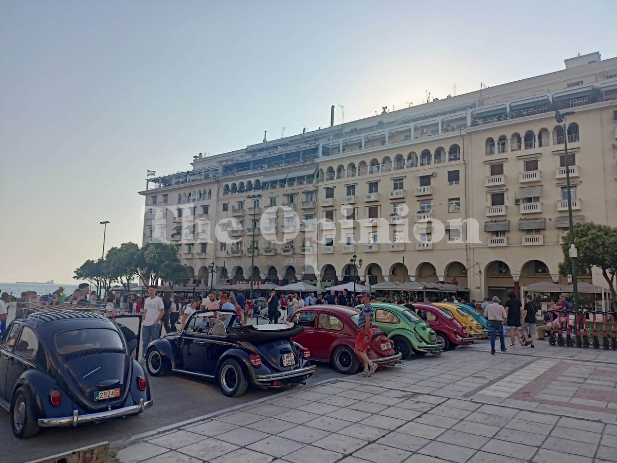 Θεσσαλονίκη: «Σκαθάρια»… κατέκλυσαν την Πλατεία Αριστοτέλους  (ΦΩΤΟ – VIDEO)