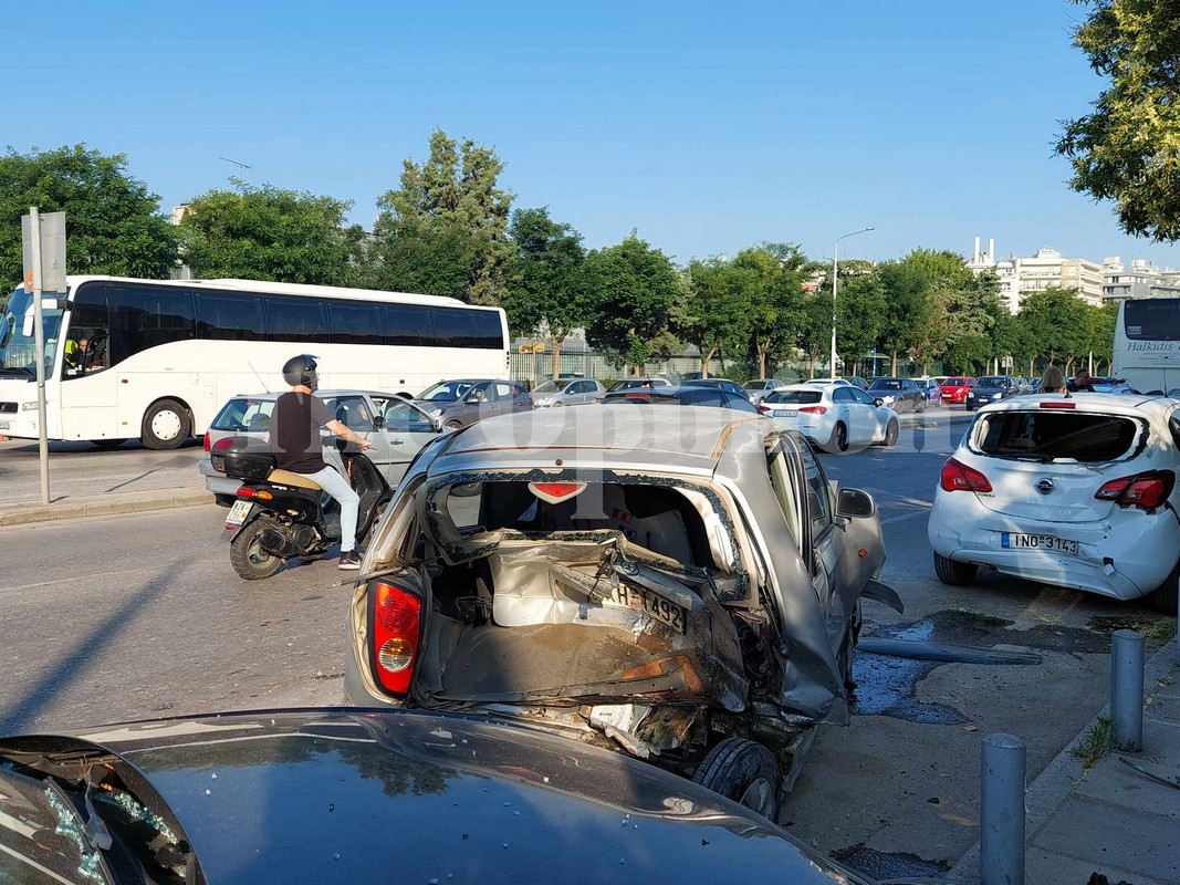 Θεσσαλονίκη: Τουριστικό λεωφορείο έπεσε πάνω σε σταθμευμένα (ΦΩΤΟ+VIDEO)